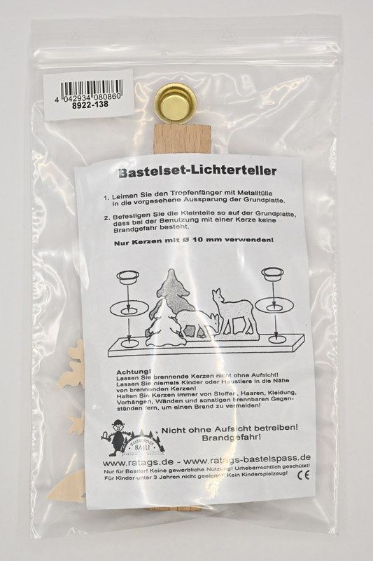 Kerzenhalter zum Basteln, Junge mit Säge am Baum