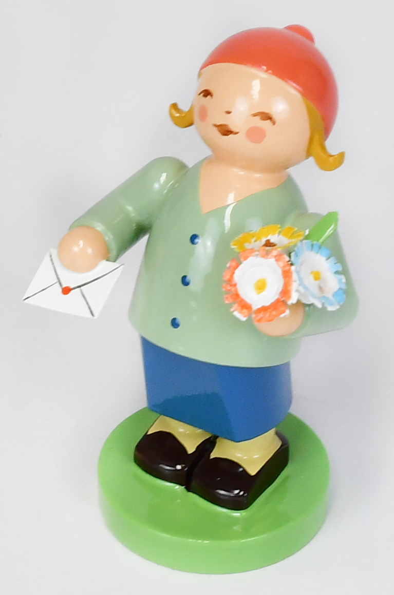 Gratulant mit Brief und Blumen blondes Haar