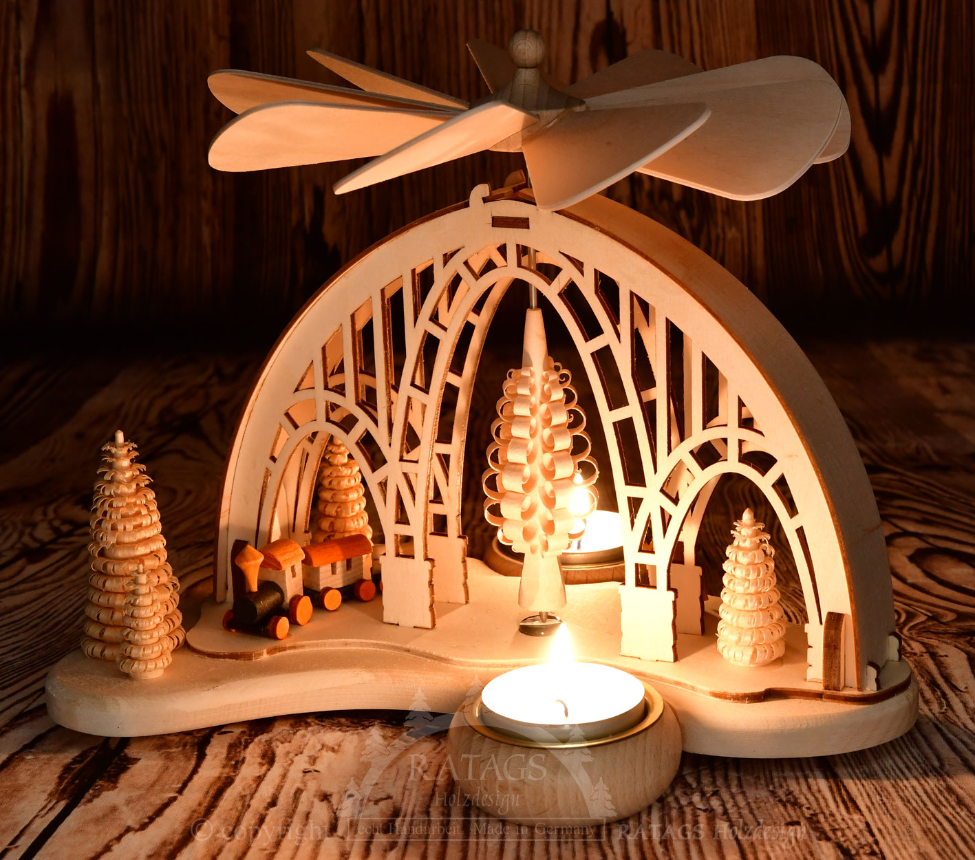 Bordpyramide, jernbaneviadukt 2 telysholdere