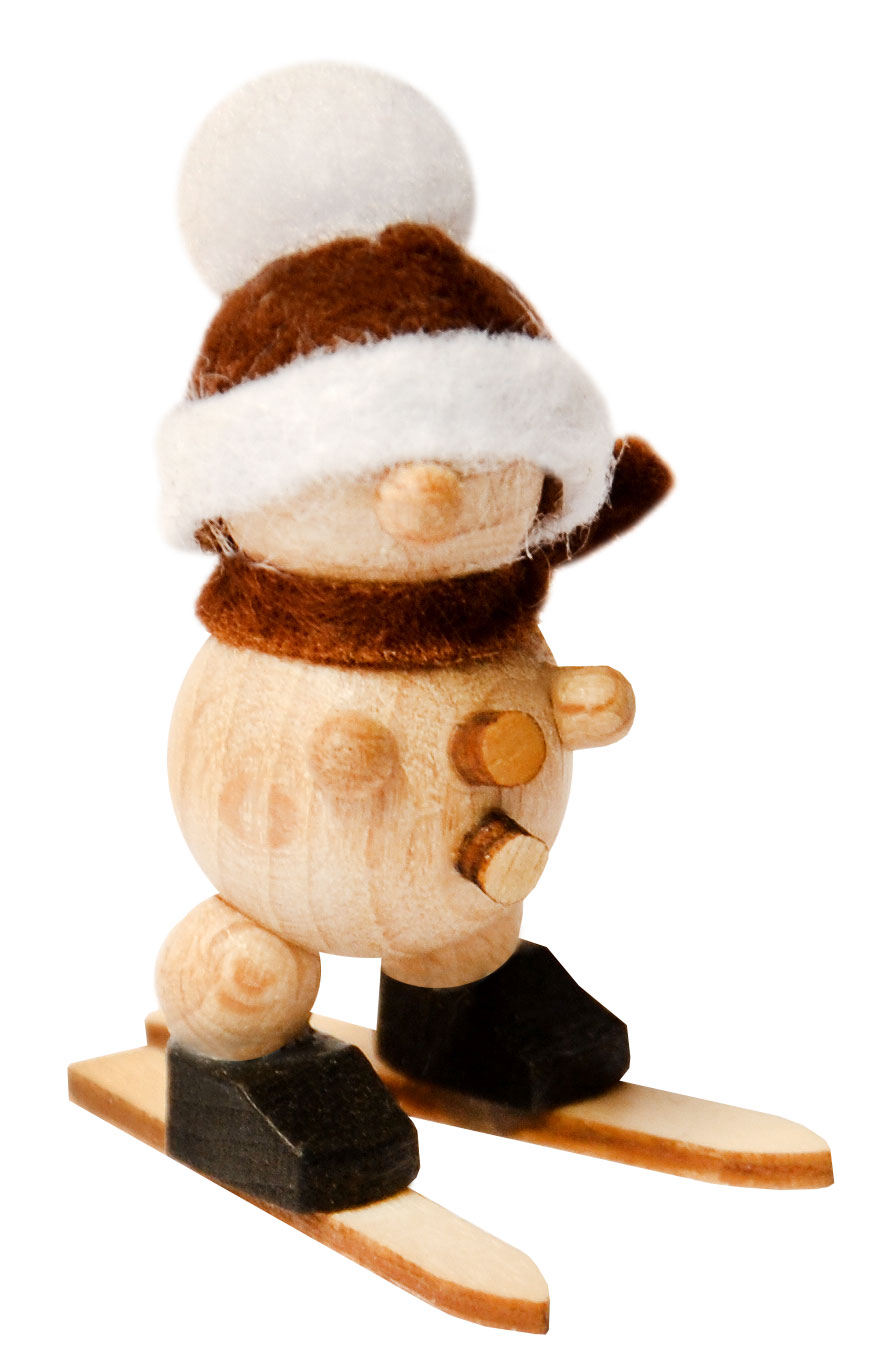 Muñeco de nieve natural, con gorro marrón y esquís.