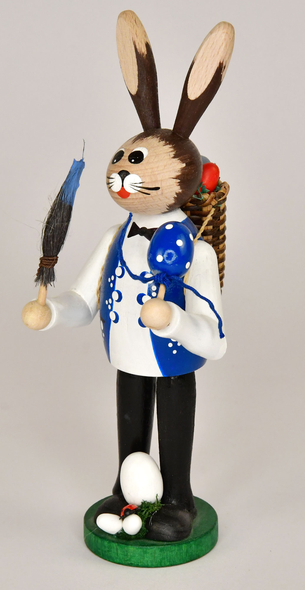 Osterhase mit Pinsel und Ei
