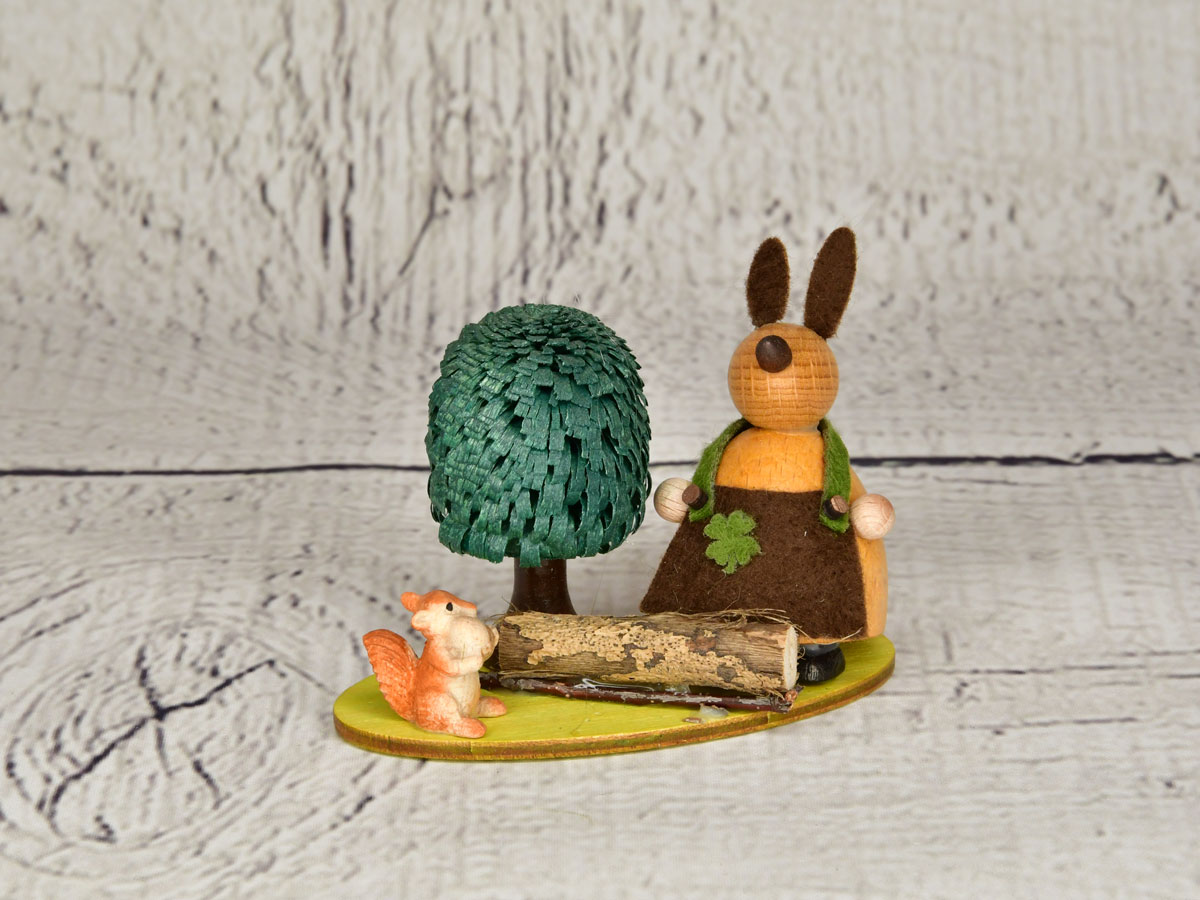 Häschen mit Eichhörnchen, Laubbaum, grün Häschen mit Eichhörnchen, Laubbaum, grün