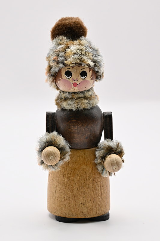 Figura grande, mujer en invierno, 11 cm de altura.