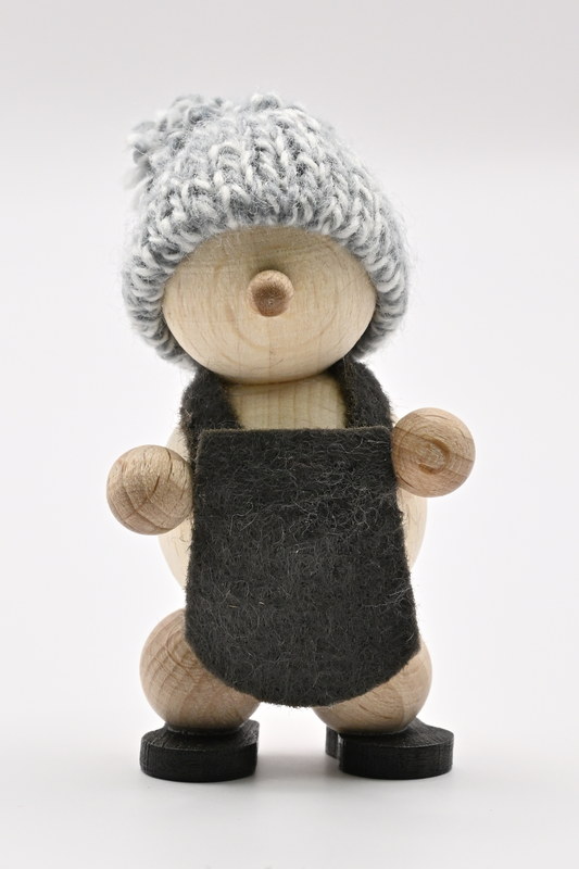 Boneco de neve natural, em pé, gorro cinza, avental cinza