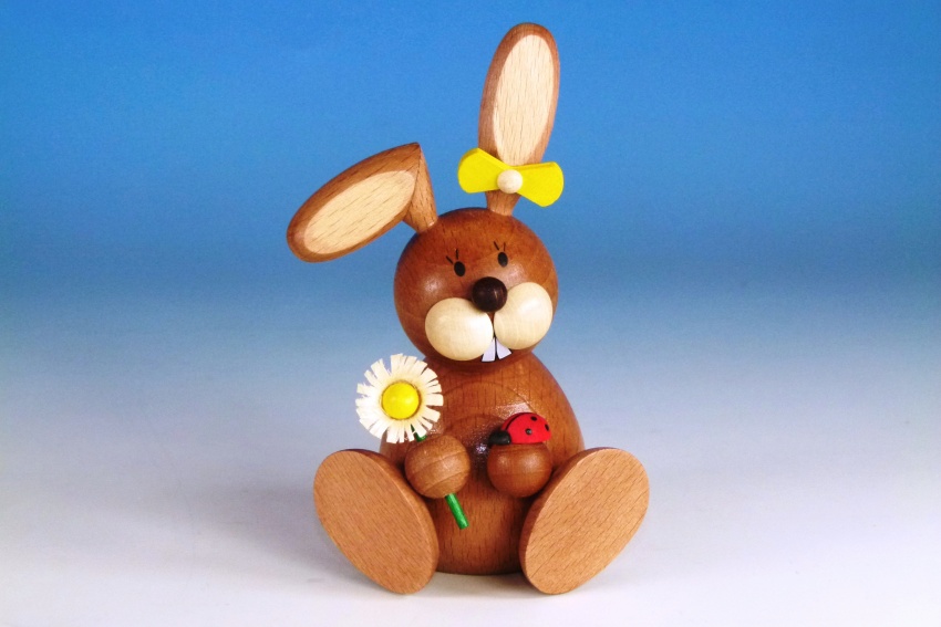 Coniglietto pasquale seduto con coccinella + fiore Dimensioni 7,5 cm x 11 cm (L x A)