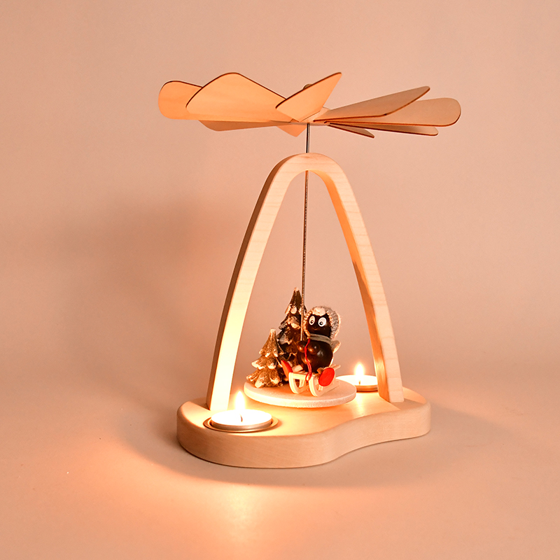 Massivholzpyramide klein Pitti auf dem Schlitten