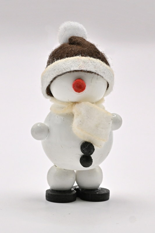 Hóember fehér, álló, barna sapkával, magasság 6 cm