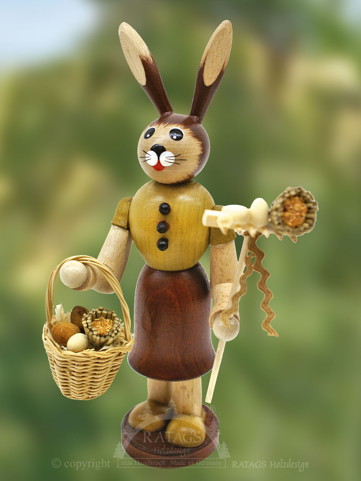 Hasenfrau mit Handkorb, Rechen Hasenfrau mit Handkorb, Rechen