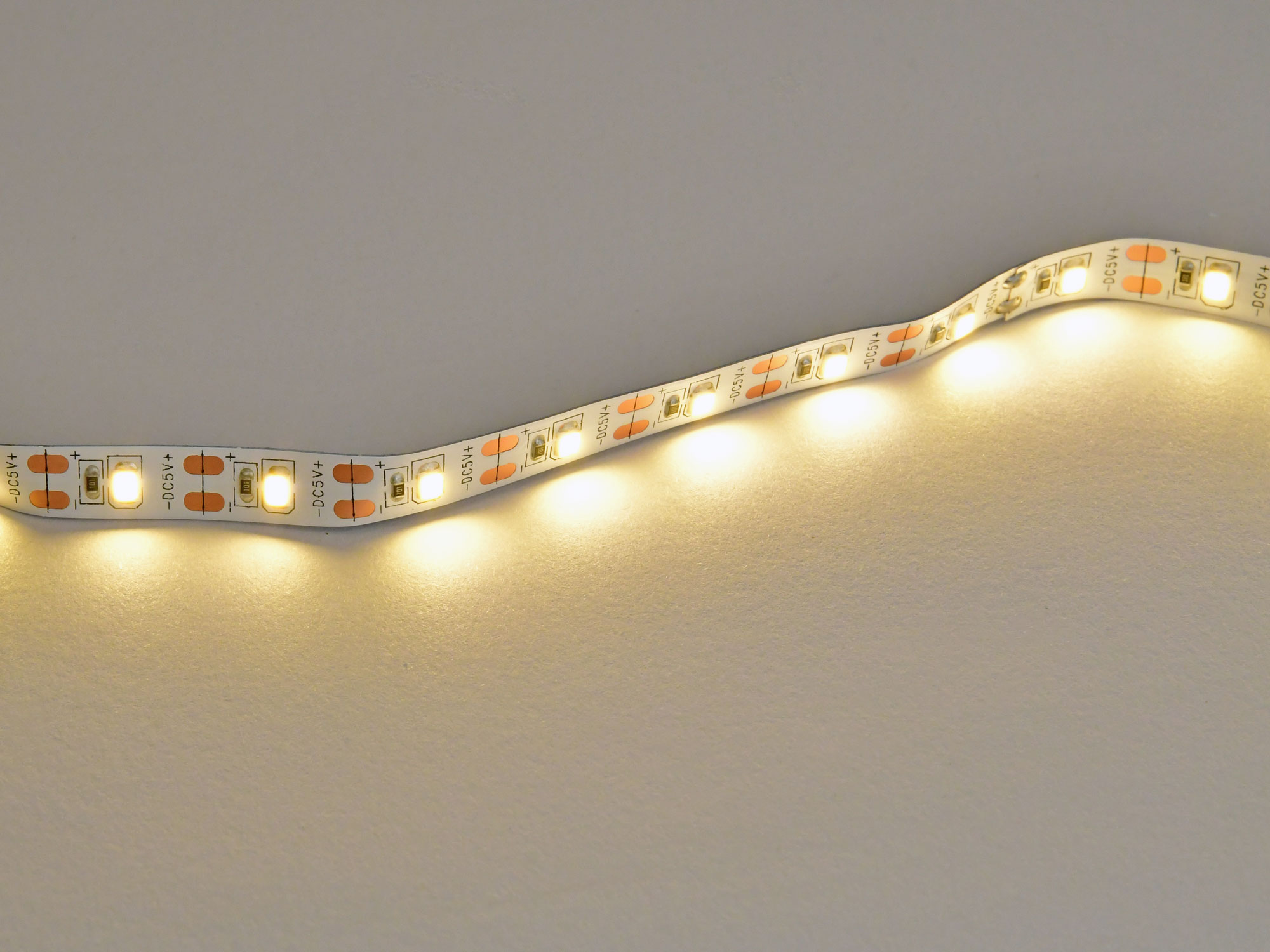 USB LED-Stripe, Länge 60cm, Voll-USB, Zuleitung 10cm, IP65, USB-Stecker weibl. USB LED-Stripe, Länge 60cm, Voll-USB, Zuleitung 10cm, IP65, USB-Stecker weibl.