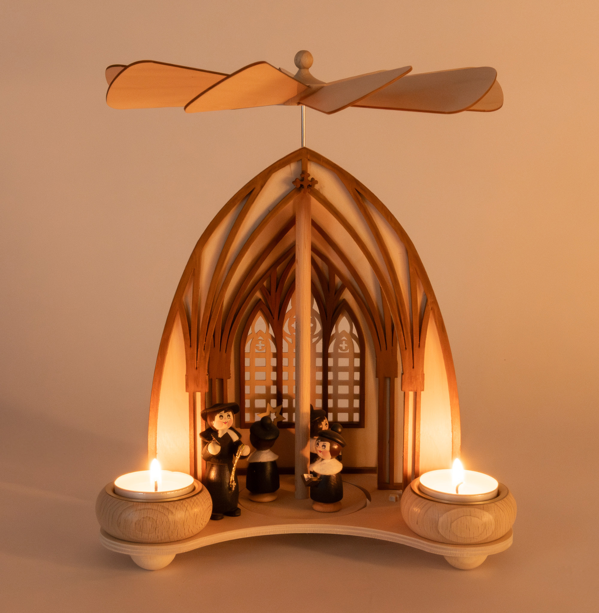 Pyramide en forme de cathédrale, chanteurs de Noël, pasteur
