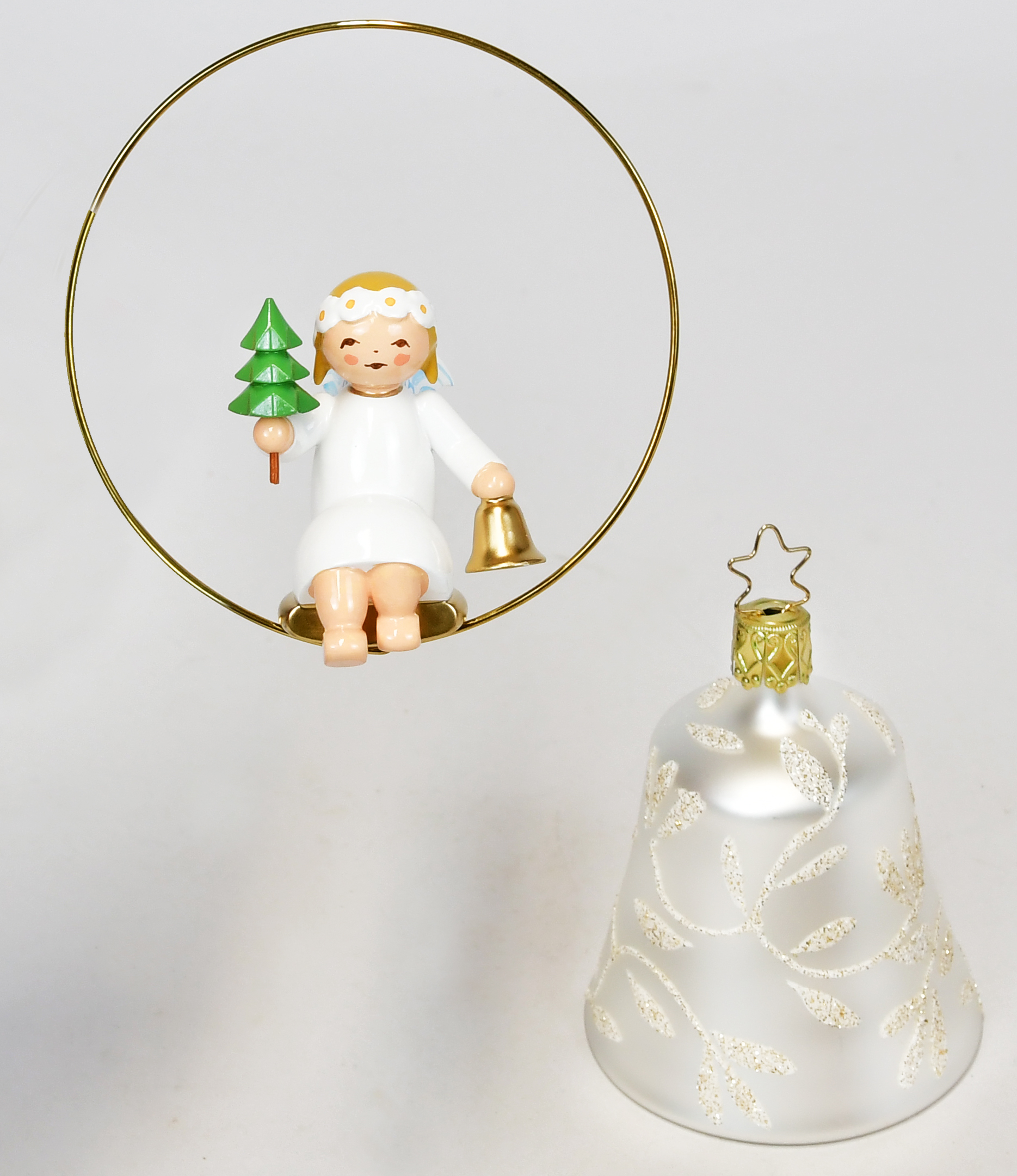 Engel im Ring mit Bäumchen, Glocke, Glasglocke, silber, blondes Haar