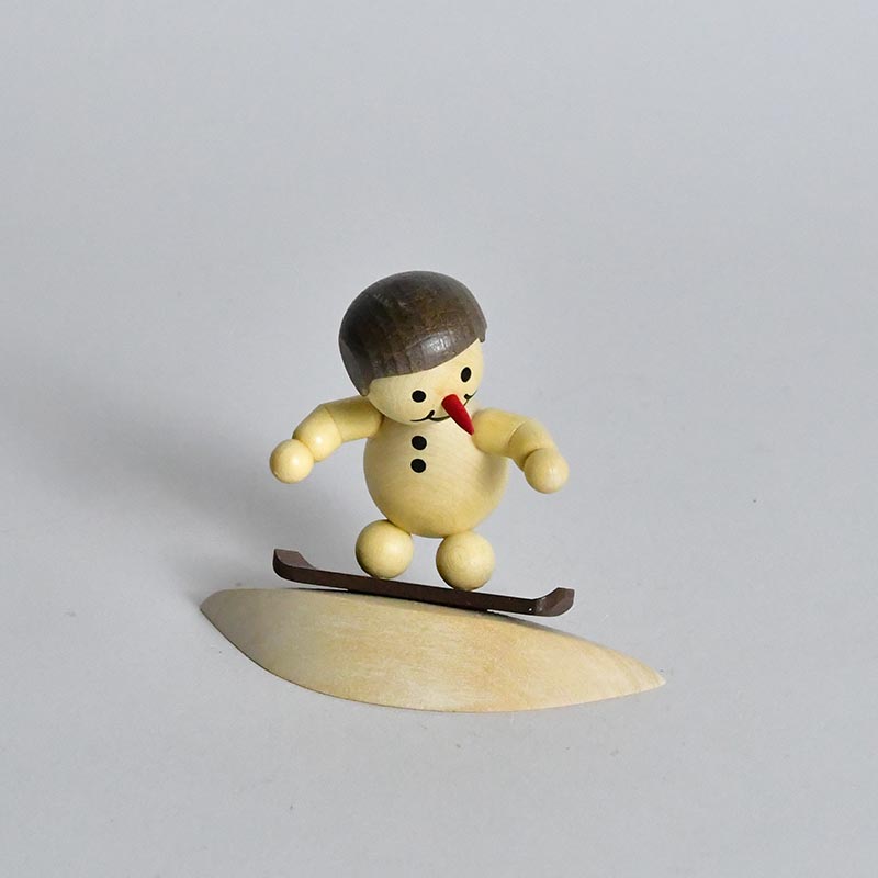 Figur, Junior auf Schneewehe mit Helm