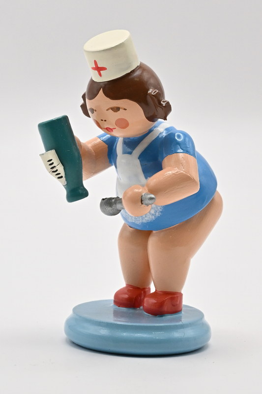 Figur, Krankenschwester mit Medizin