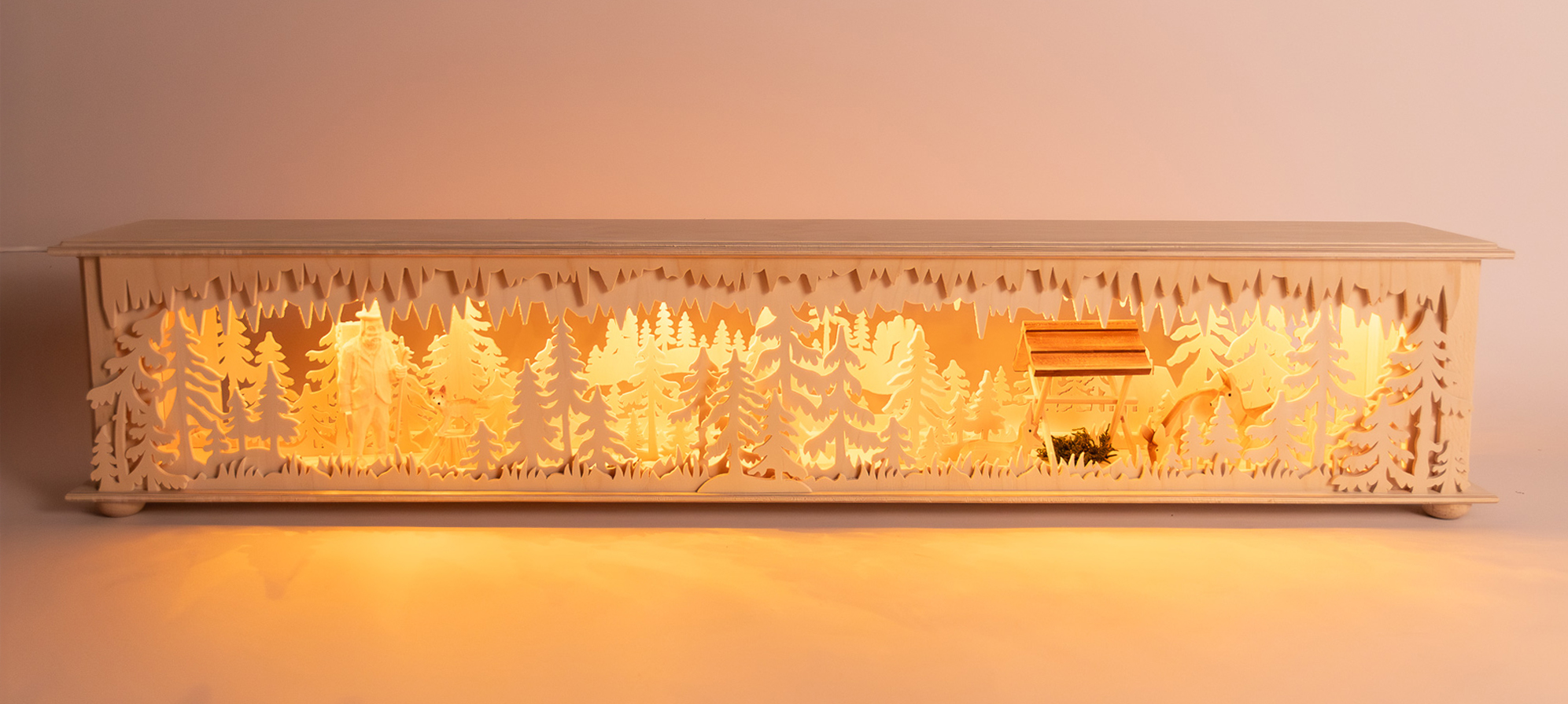 Raumleuchte gr., Futterkrippe, Wald, Waldmann mit Axt