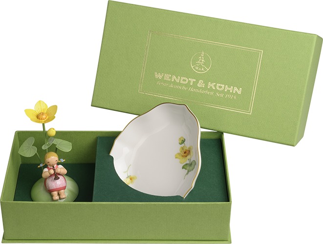 Mädchen mit Sumpfdotterblume, auf Hügel,