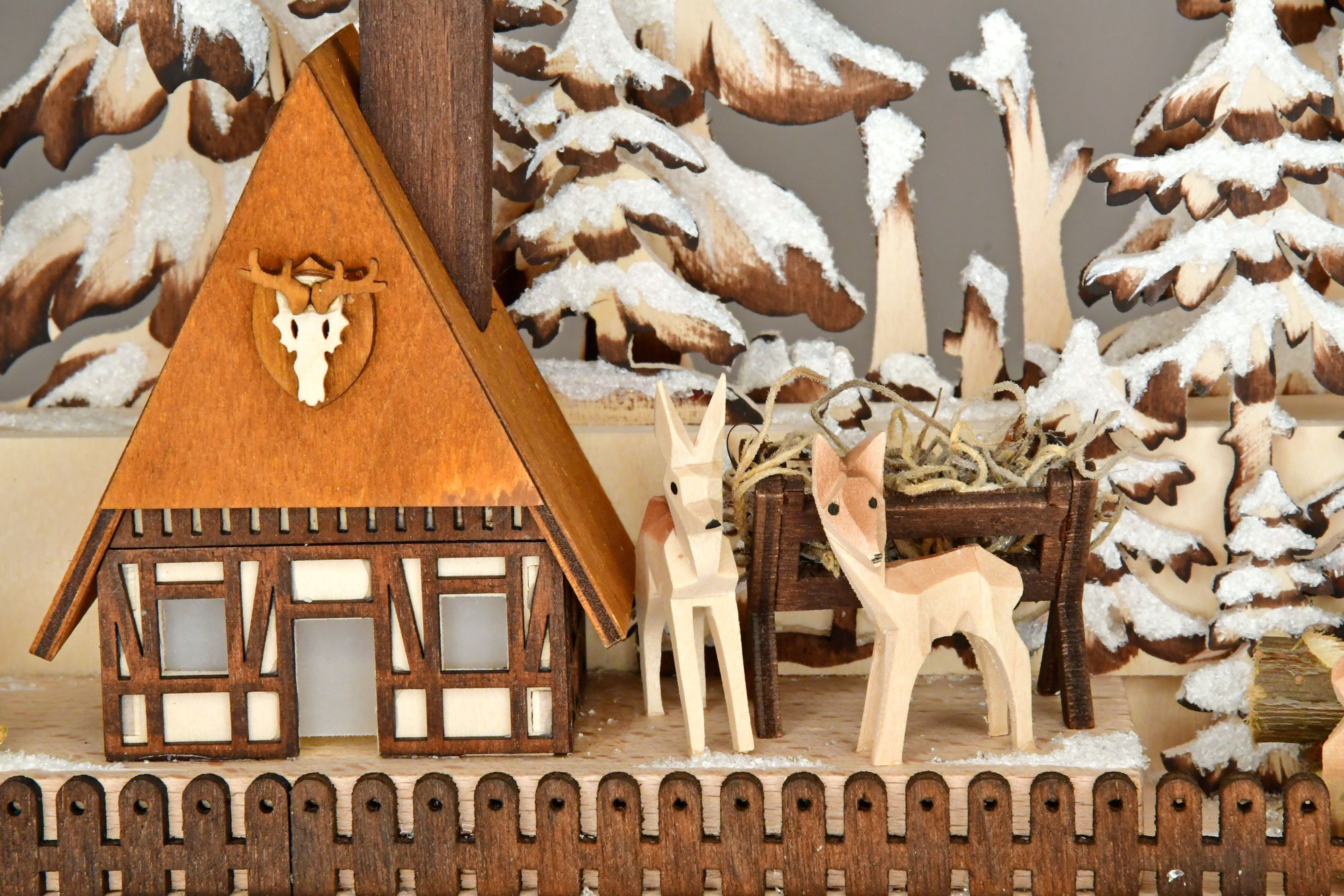Sapin grand, enclos à gibier, givre, pommes de pin sculptées, peint à la main en marron