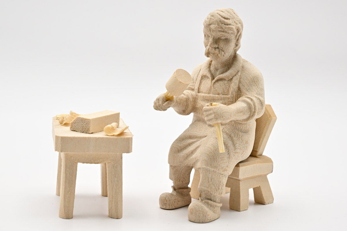 Woodcarver, seated 50 x 85 mm