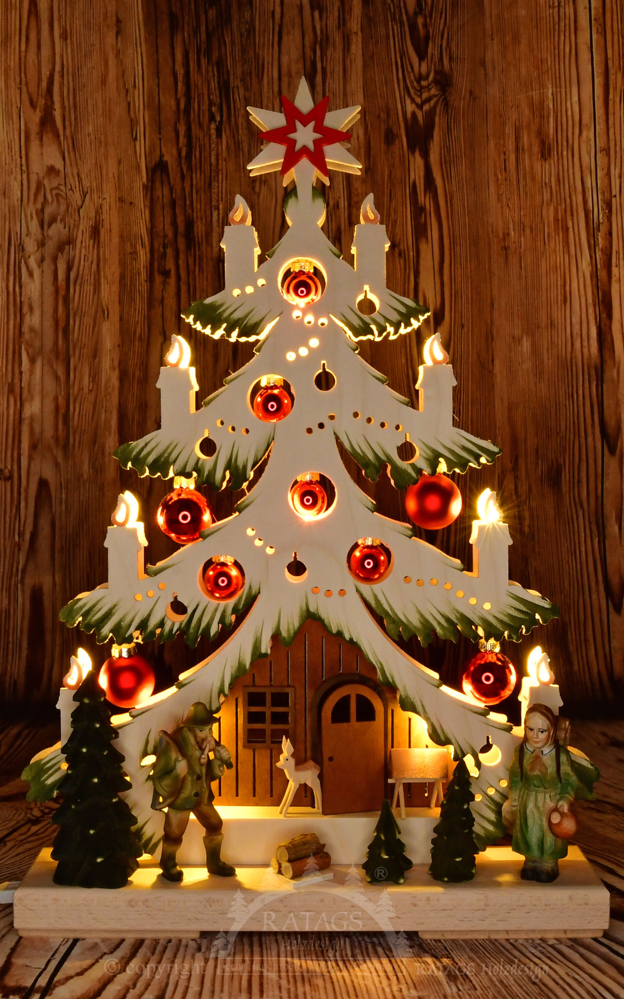 Abeto pequeño, gente del bosque, bolas rojas con sombreado verde, USB completo.