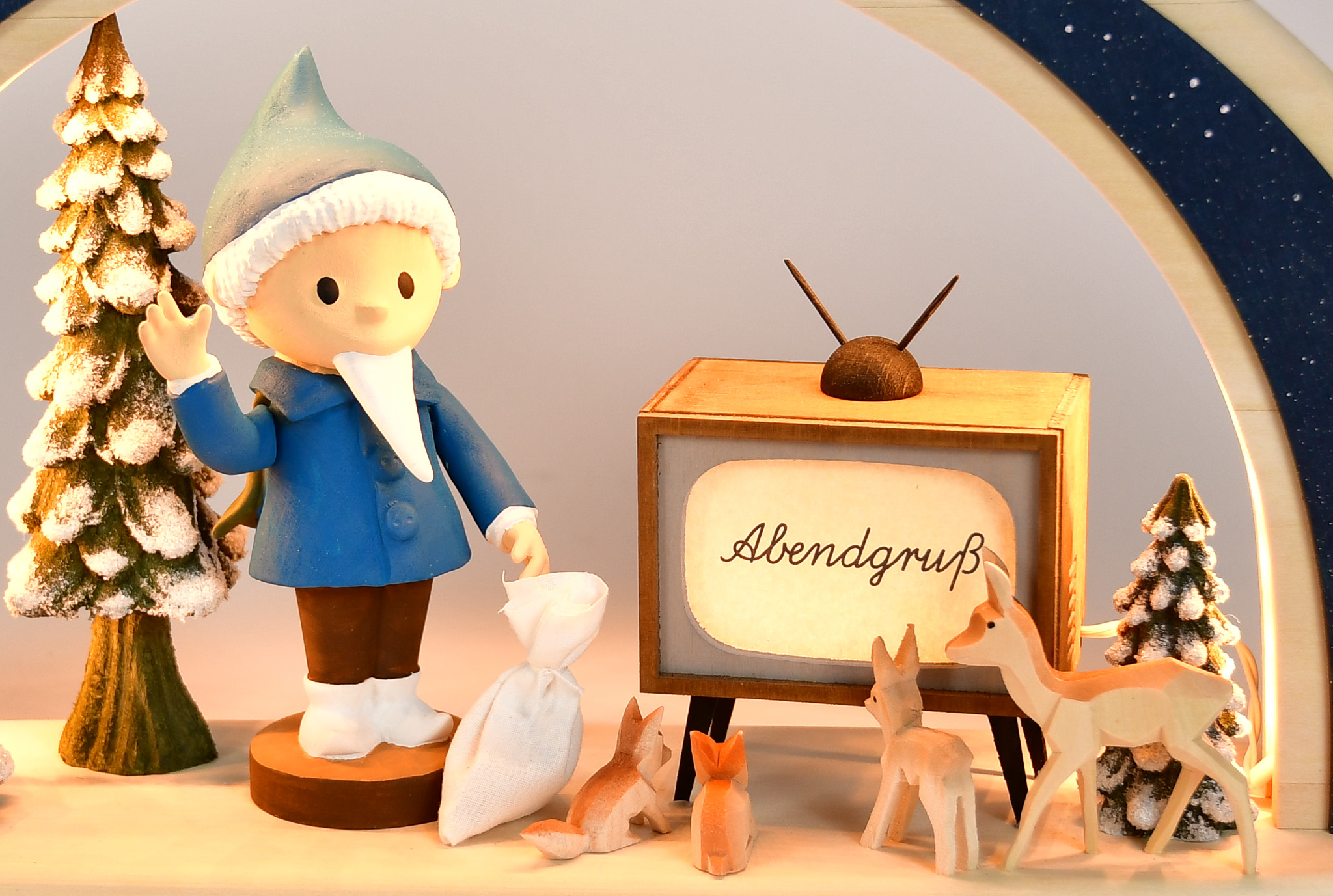 Łuk z litego drewna, Sandmännchen z telewizorem 65 lat Sandmann