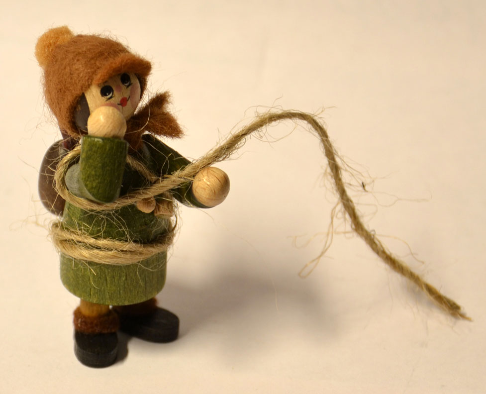 Figur, bergsklättrare med ryggsäck och rep