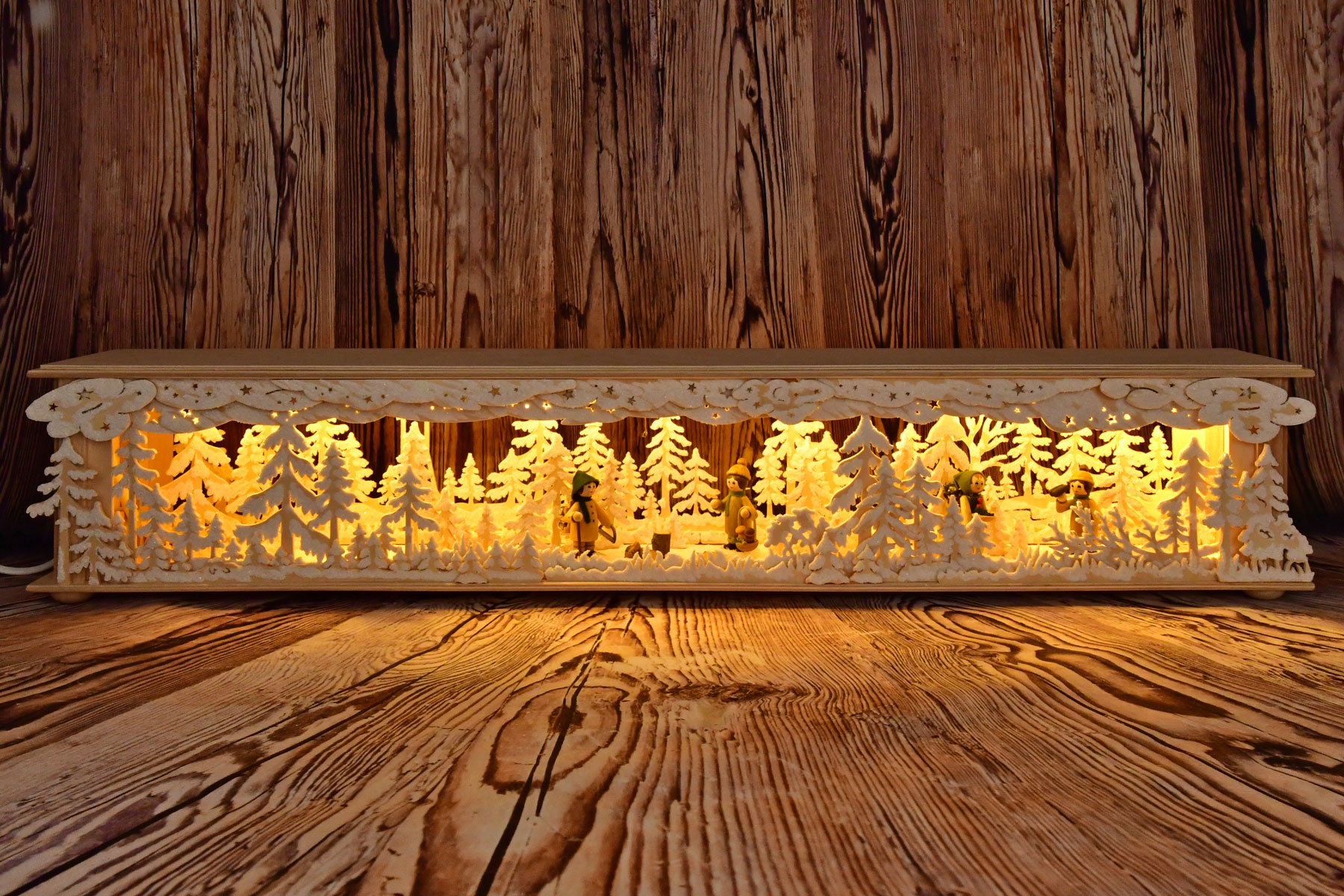 Room light, large, forest/hunting blind, 4 figures, hoarfrost