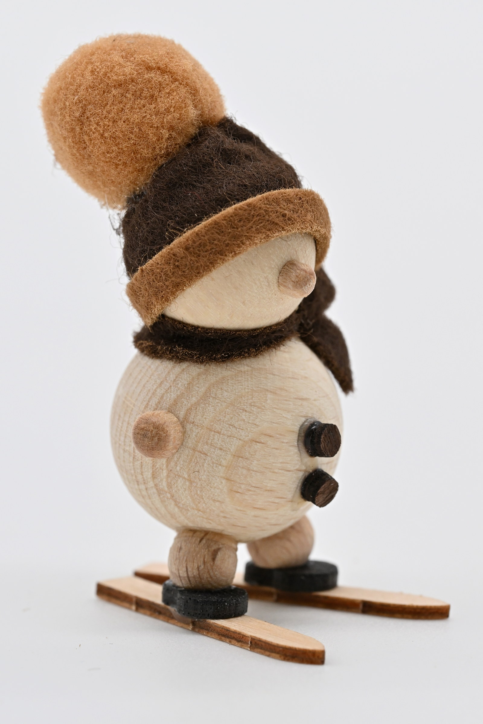Schneemann natur, auf Ski braune Mütze, H 5 cm