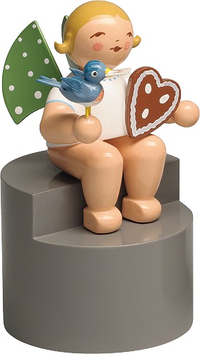 Engel mit Lebkuchen und Vogel, auf Podest, blondes Haar