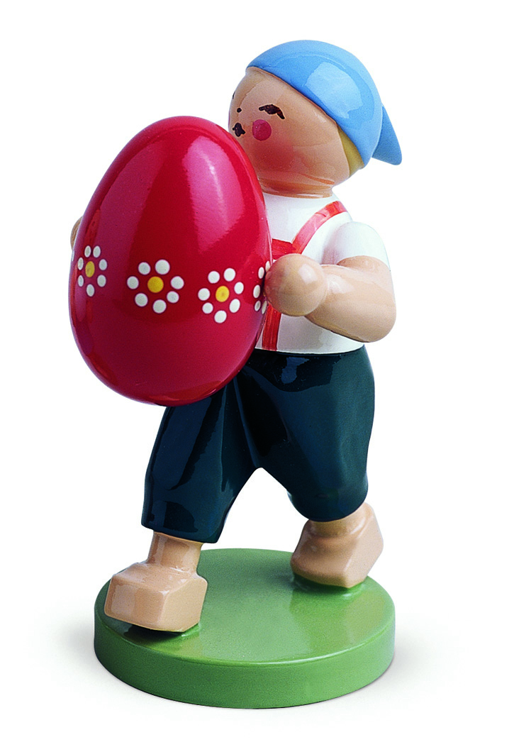 Junge mit großem Osterei