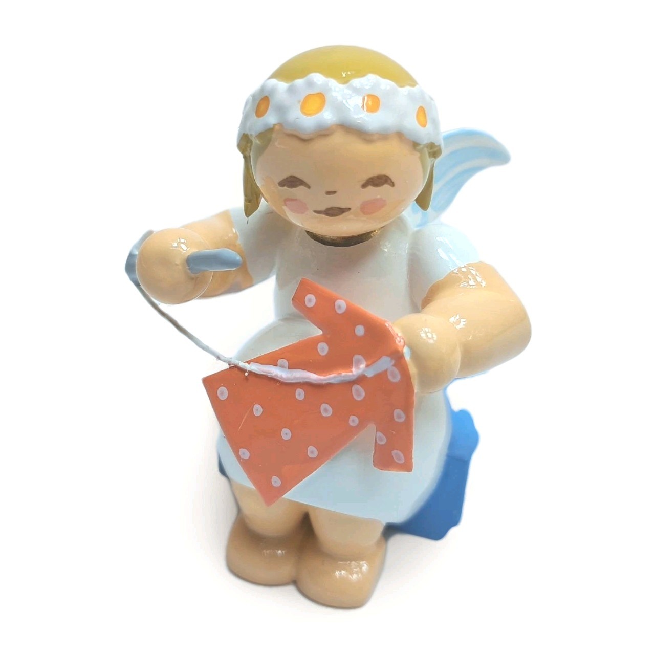 Margeritenengel, sitzend, mit Nadel und Faden