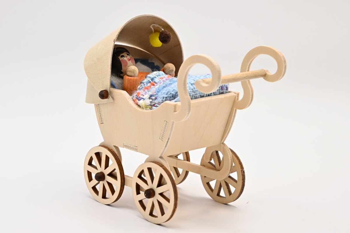 Kinderwagen mit Baby, weiße Decke Kinderwagen mit Baby, weiße Decke