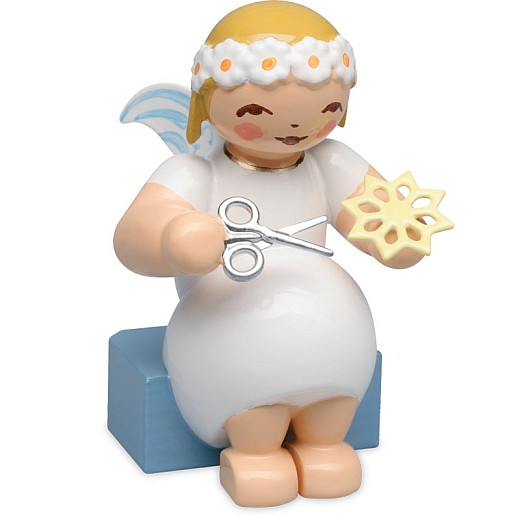 Margeritenengel, sitzend, mit Papierster