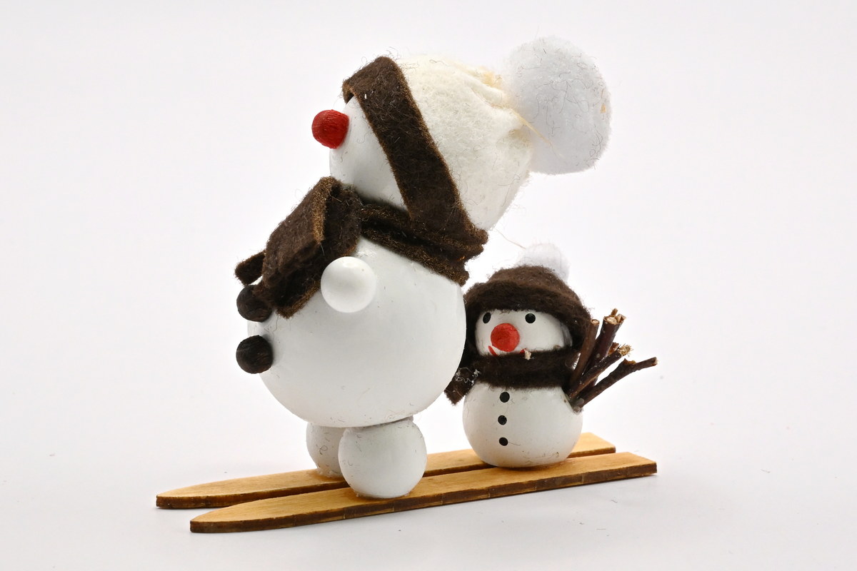 2 Schneemänner weiß auf Ski stehend, H 5 cm