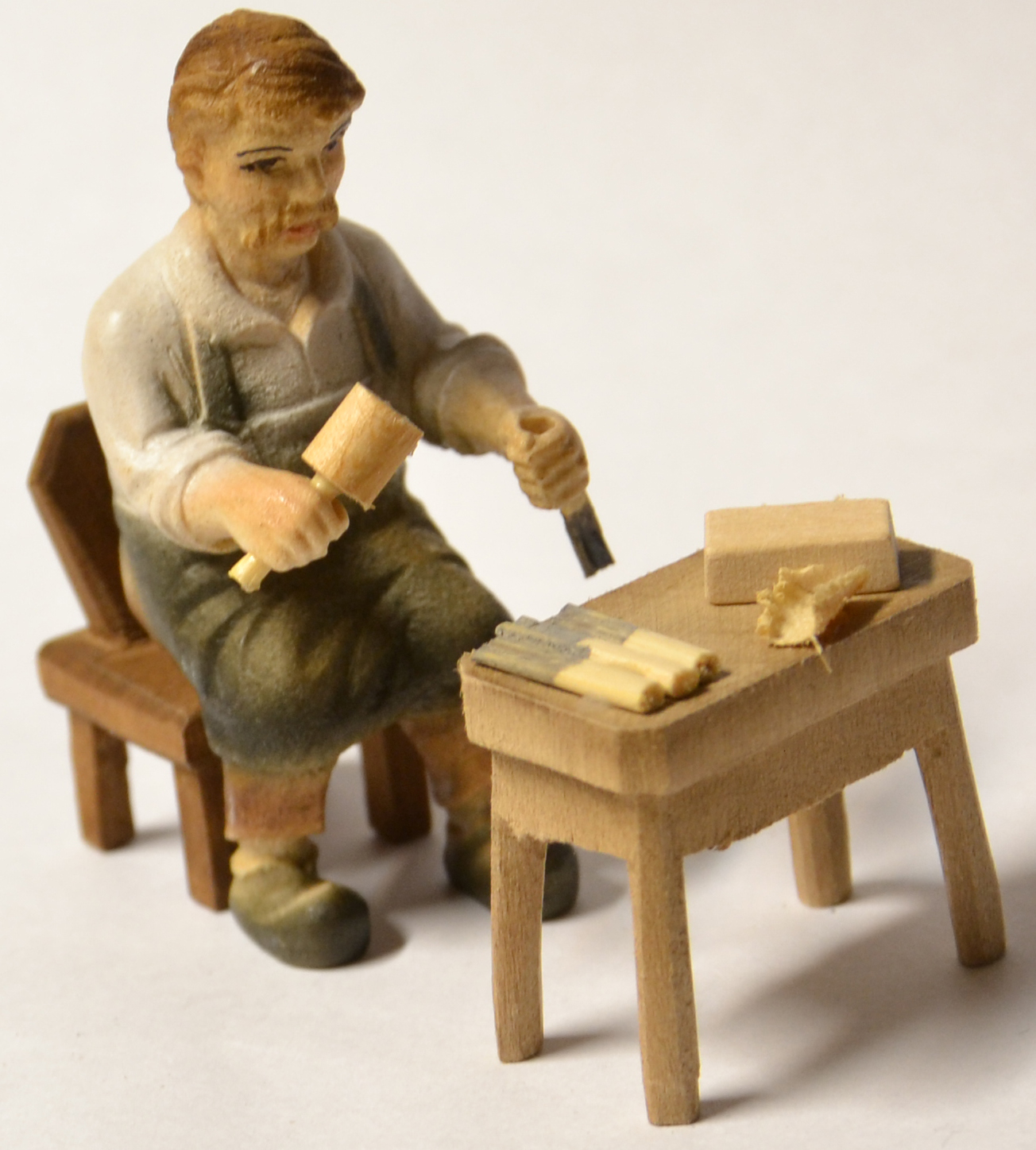 Schnitzer, sitzend, coloriert 35 x 65 mm