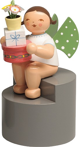 Engel mit Geschenken, auf Podest dunkles Haar