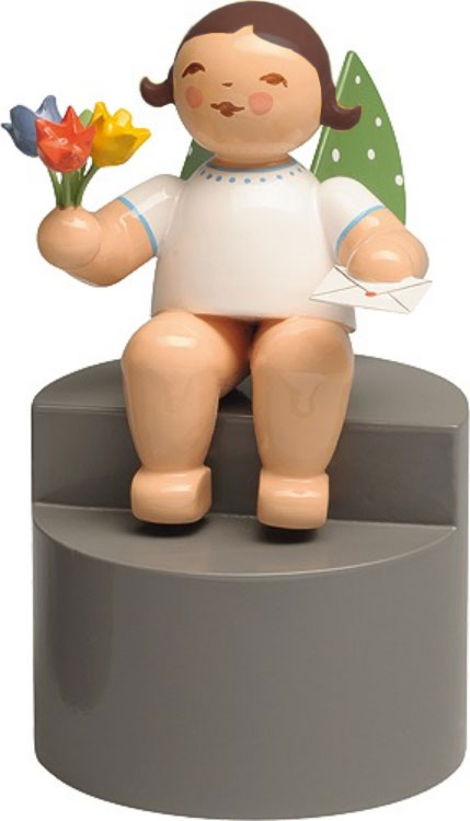 Engel mit Brief und Blume, auf Podest dunkles Haar