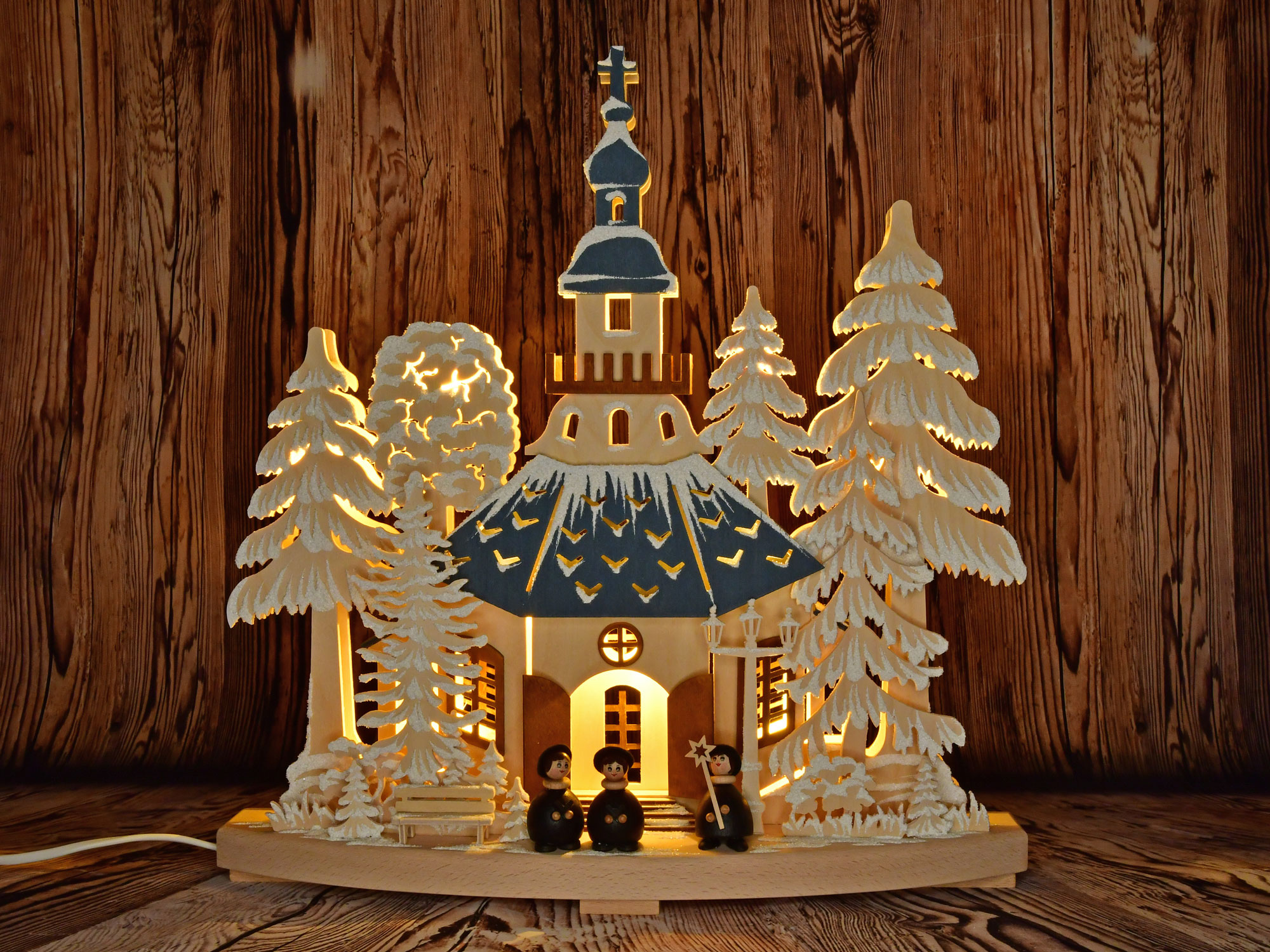 Small candle arch, church service in Seiffen, coloured roofs, hoarfrost