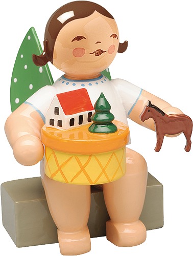 Engel im Spielzeugdorf, sitzend, dunkles Haar