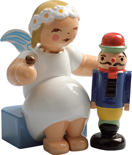 Margeritenengel, sitzend, mit Nussknacke