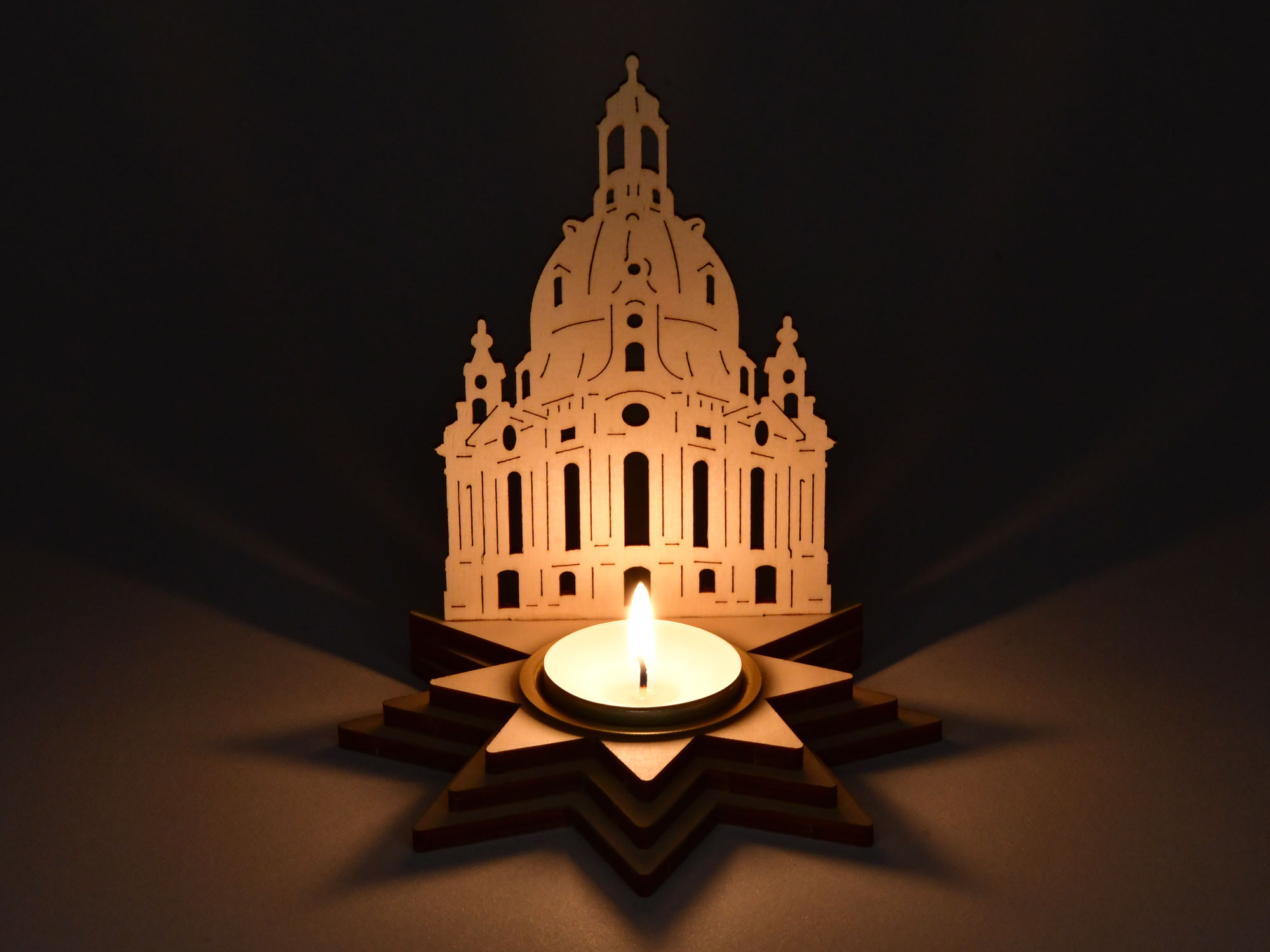 Jeu d'ombres, Frauenkirche avec étoile 1 bougeoir avec bougie chauffe-plat
