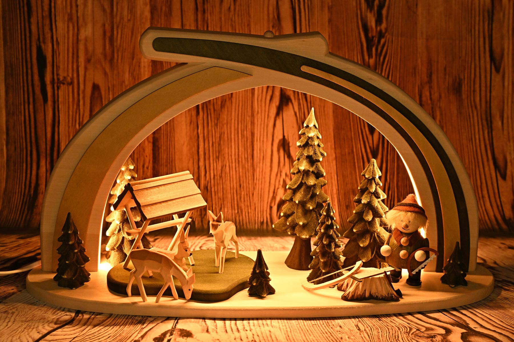 Arco in legno massiccio, Molli Waldarbeiter 3 cervi intagliati, con illuminazione a LED