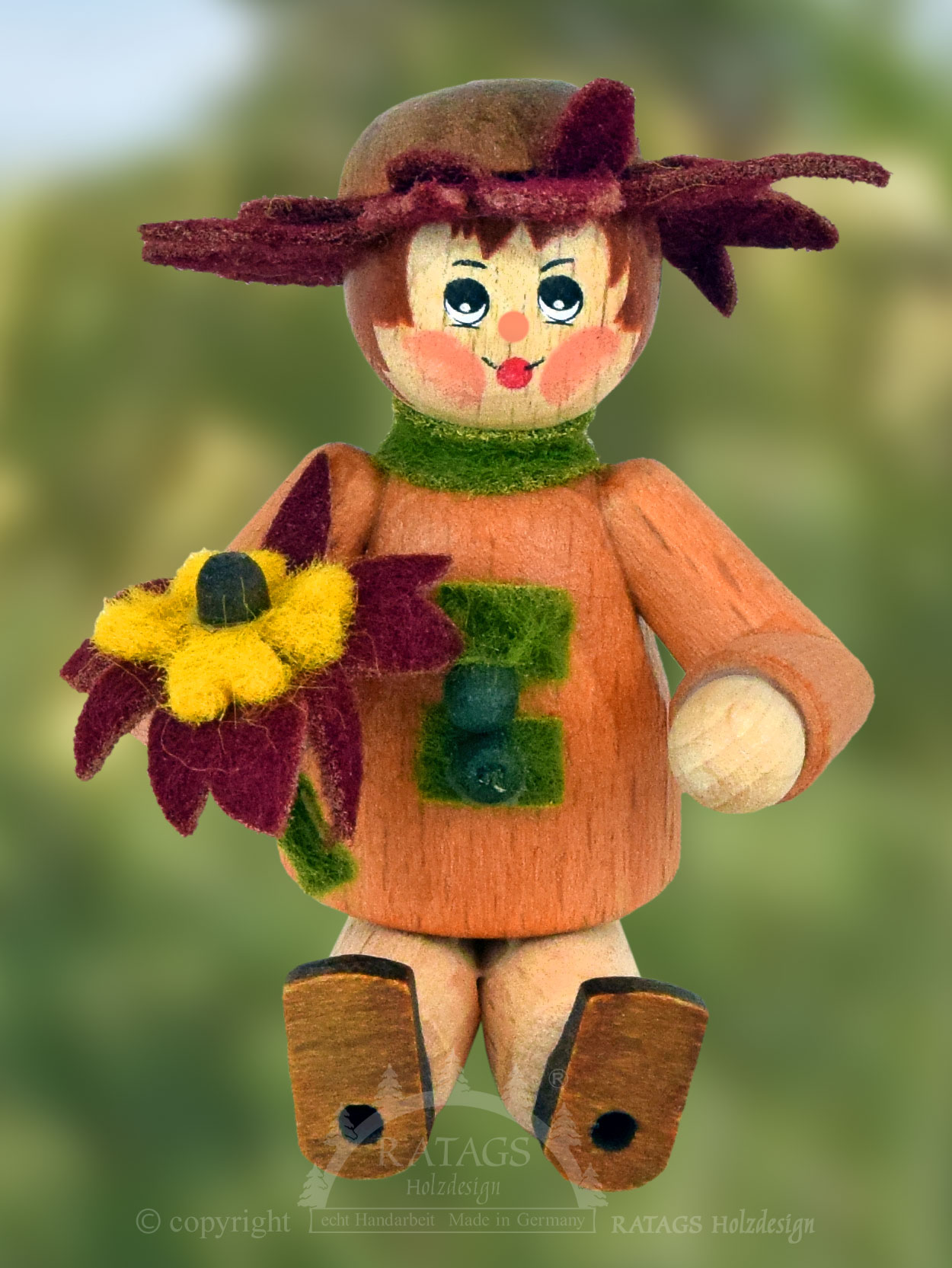 Figur, Blumenkind, sitzend, altsosa mit bordeaux-gelber Blüte