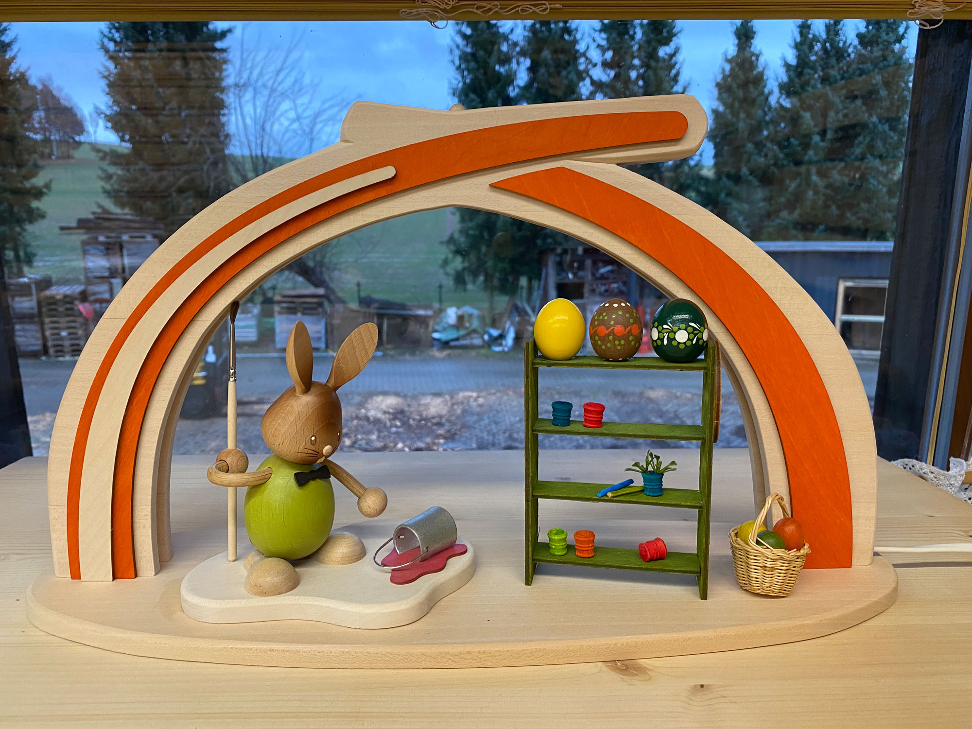 Massivholzbogen Ostern, Stupsi mit Eimer orange, LED-Stripe, halb USB