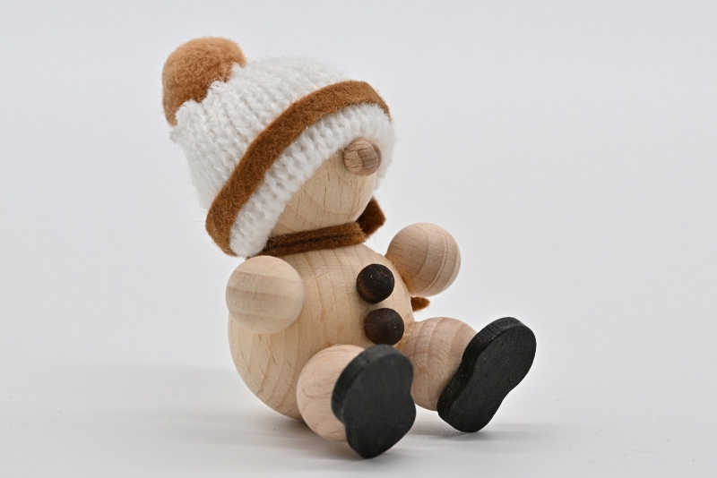 Schneemann sitzend, weiße Mütze
