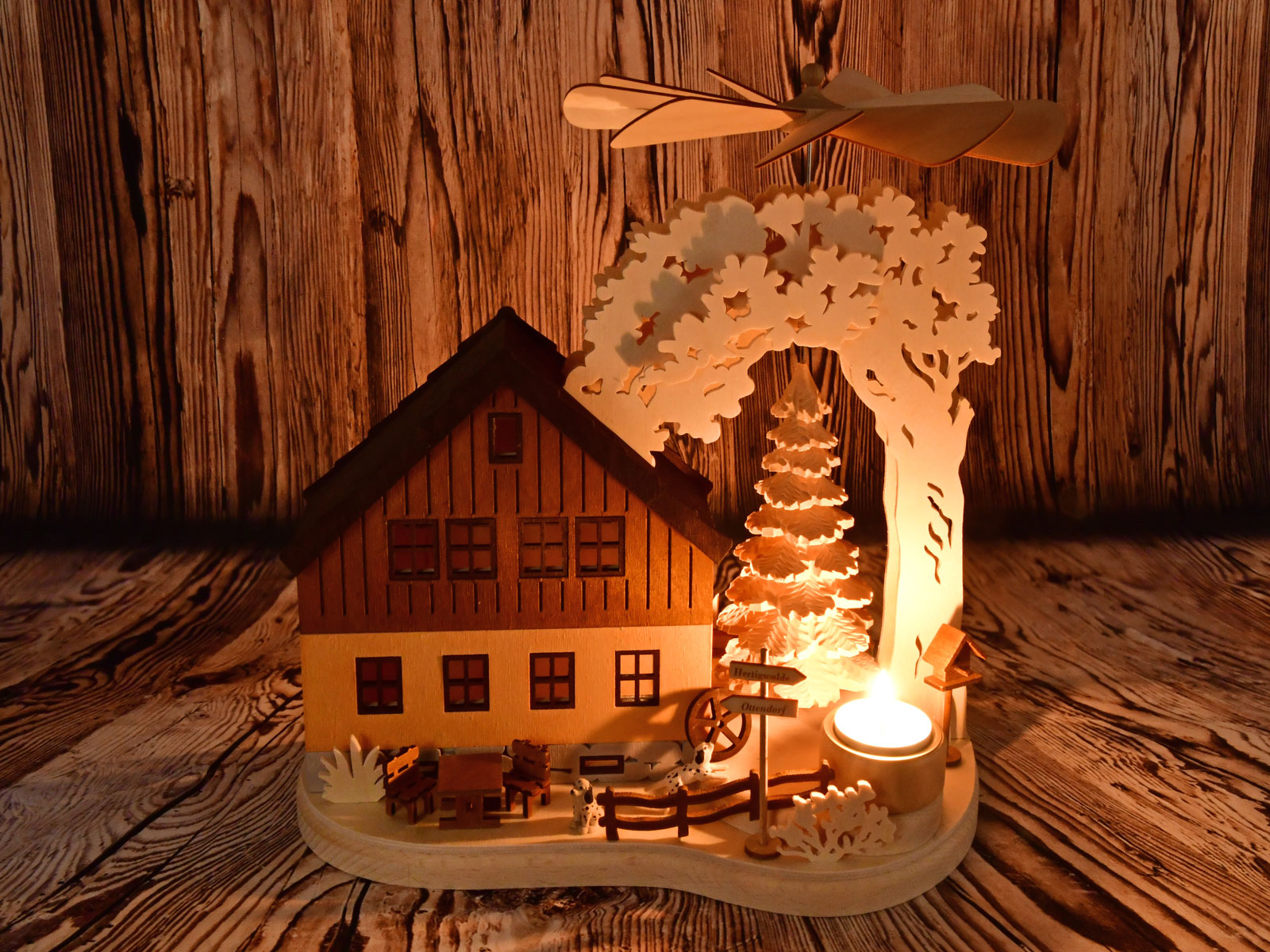 Pyramide mit Werkstatt mit 2 Teelichthaltern Pyramide mit Werkstatt mit 2 Teelichthaltern