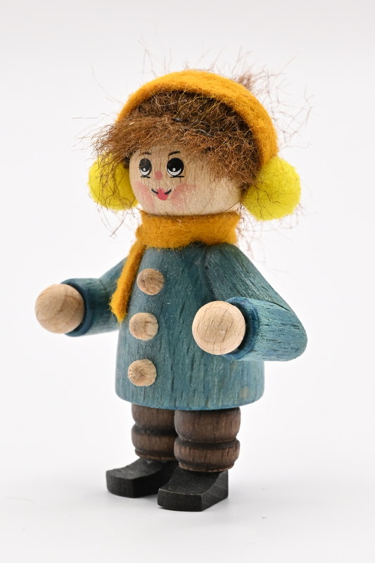 Figurina, bambino con paraorecchie H 5 cm