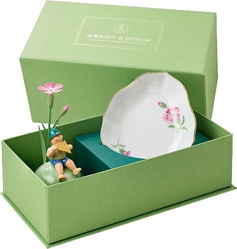 Junge mit Nelke+Schale auf Hügel Schale aus Meissener Porzellan