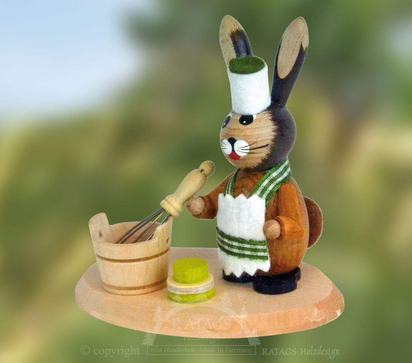 Osterbäcker, mit Schneebesen Osterbäcker, mit Schneebesen