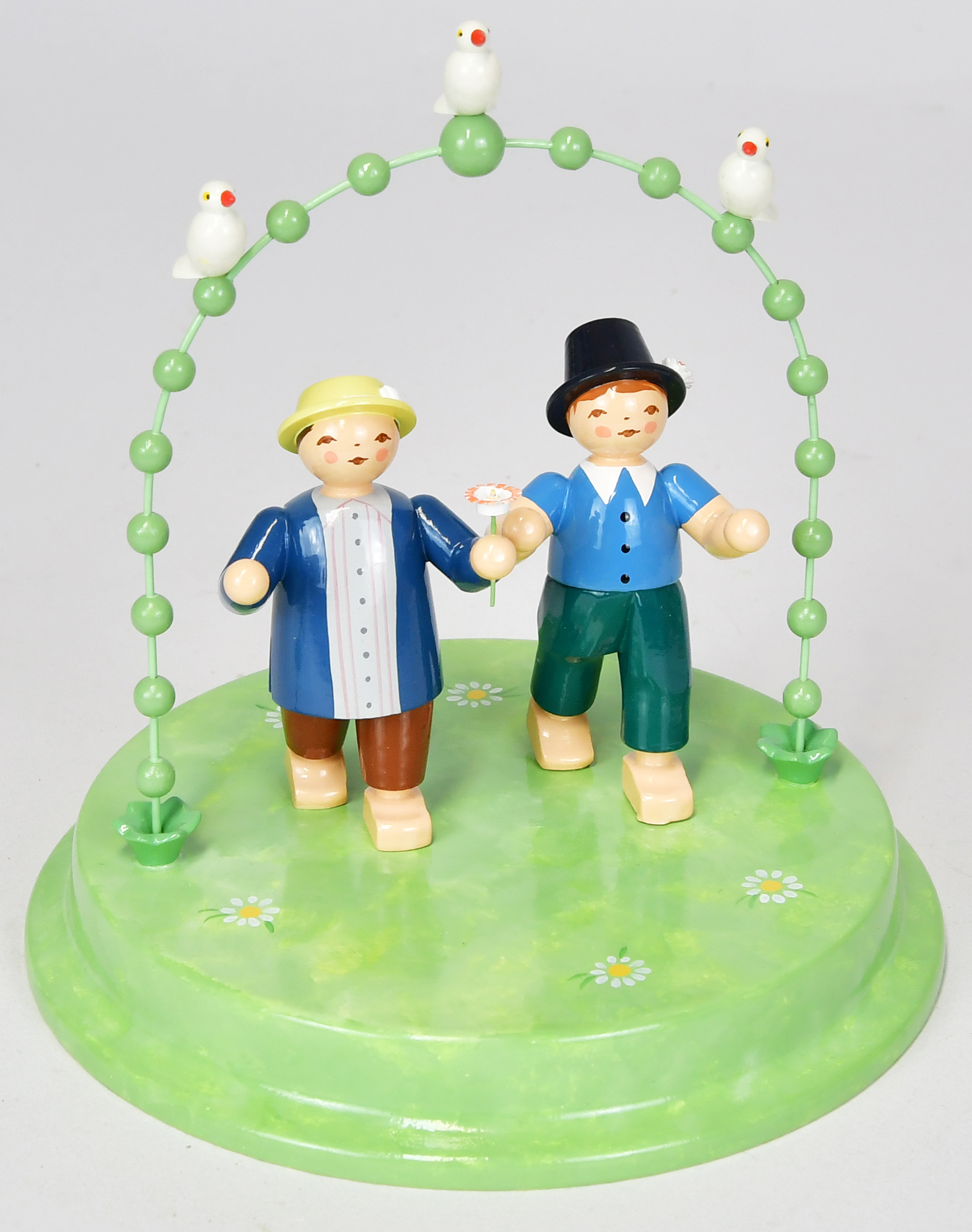 Liebespaar im Bogen mit drei Täubchen, zwei Herren