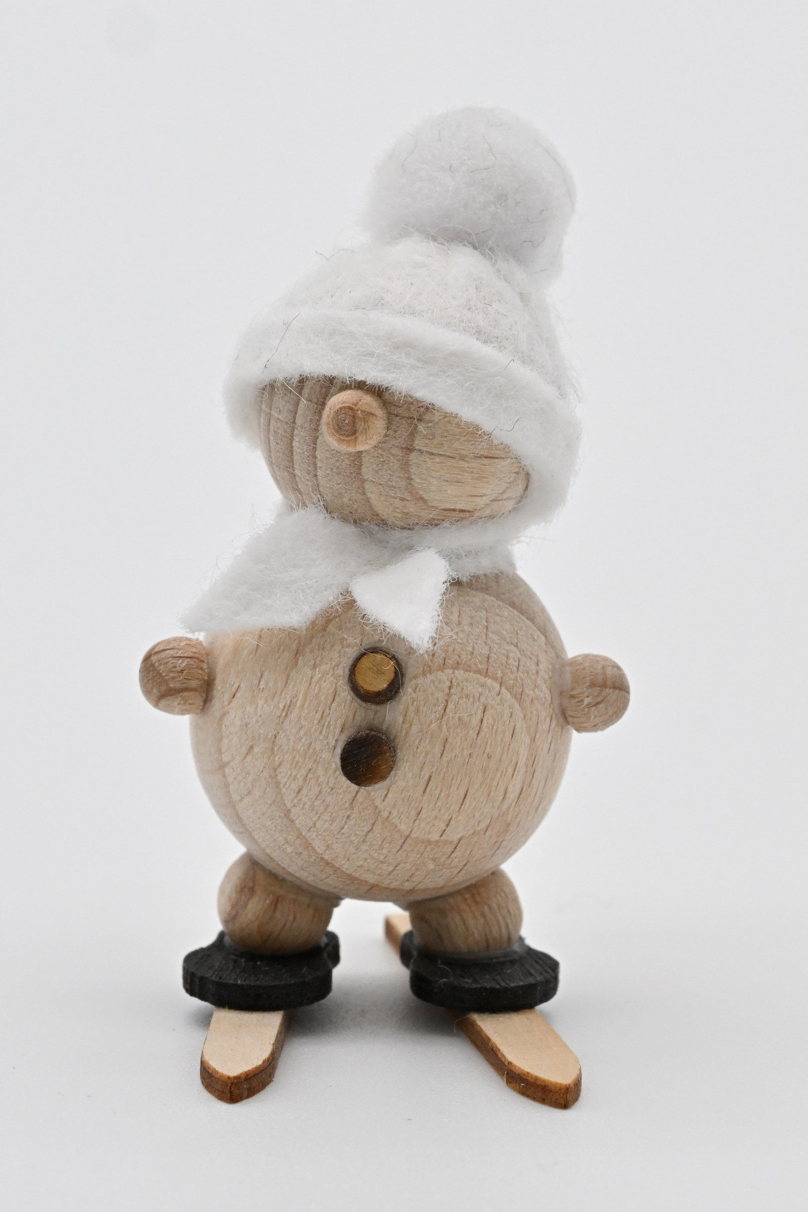 Schneemann natur, auf Ski weiße Mütze, H 5 cm Schneemann natur, auf Ski weiße Mütze, H 5 cm