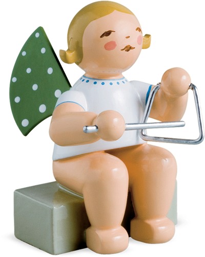 Engel mit Triangel, sitzend blondes Haar